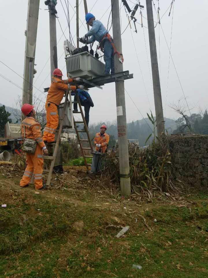守護(hù)燈火，電力人在行動(dòng)——松桃供電局一線員工春節(jié)保電側(cè)記