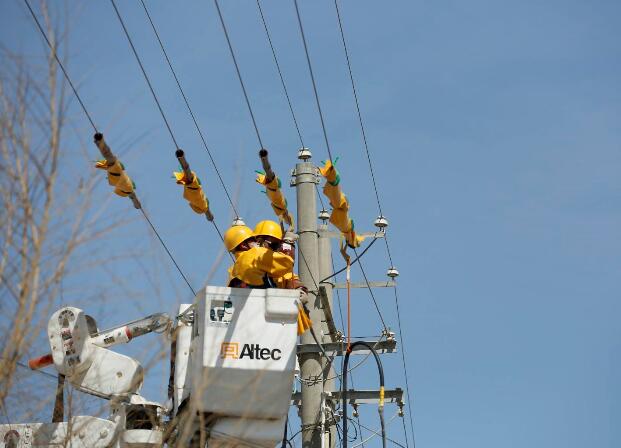 國網哈密供電公司成功實施疆內首例綜合不停電更換變壓器作業(yè)
