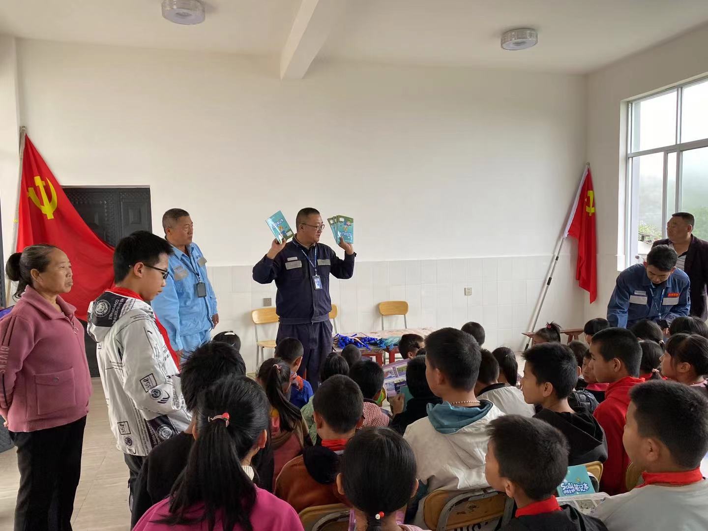 黨團聯(lián)合帶安全宣講進校園，“電”亮未來助成長