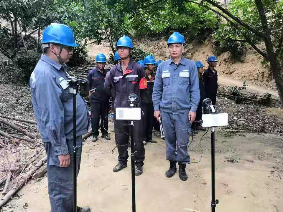 臨滄云縣供電局配電管理三所開展隱患整改，切實(shí)保障用戶用電安全