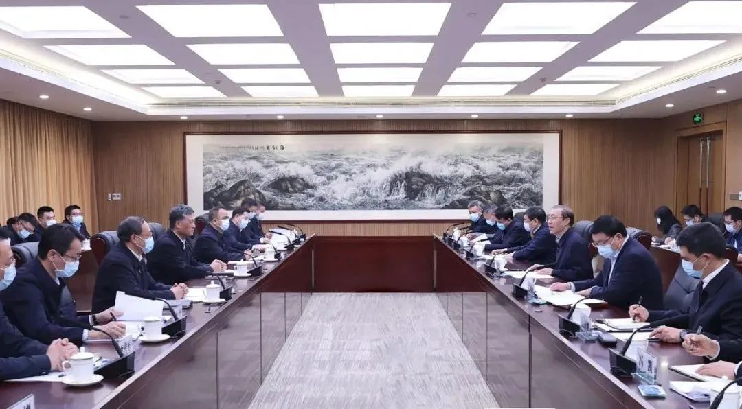 辛保安、張智剛與新疆維吾爾自治區(qū)、新疆生產(chǎn)建設(shè)兵團(tuán)領(lǐng)導(dǎo)會(huì)談
