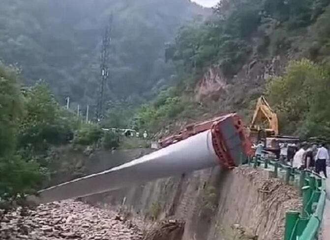 陜西寶雞隴縣：80米風(fēng)電扇葉運輸車歪倒，正救援