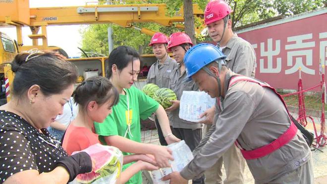 四川什邡：電力工人高溫保電忙，社區(qū)群眾熱情慰問(wèn)表感謝