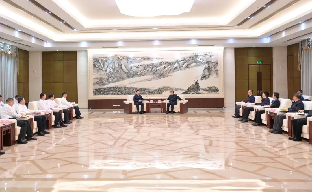 國(guó)家電網(wǎng)公司董事長(zhǎng)、黨組書辛保安與四川省委書記王曉暉會(huì)談