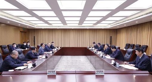 國家電網董事長、黨組書記辛保安與哈電集團董事長、黨委書記曹志安會談