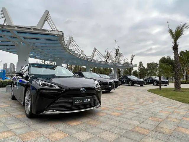 全國首個(gè)氫燃料電池轎車全場(chǎng)景規(guī)?；痉哆\(yùn)營項(xiàng)目正式啟動(dòng)