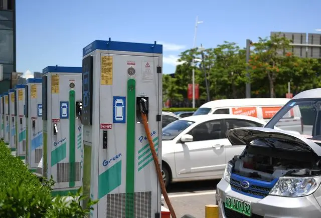 中國電動(dòng)車企駛?cè)肴毡尽八{(lán)?！笔袌? width=