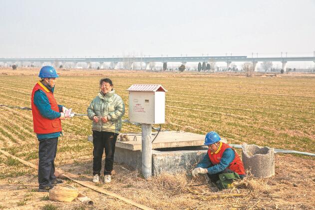 山東省梁山縣：黃河灘區(qū)上，井在地頭，電到井口