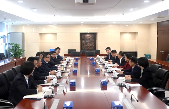 中國電建黨委常委、副總經(jīng)理王小軍與中國華電集團黨組成員、副總經(jīng)理李旭紅會談