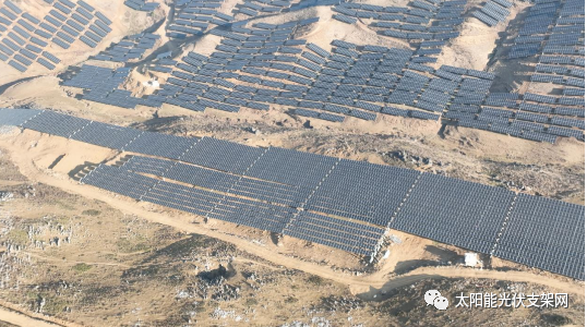 安泰科柔性太陽(yáng)能光伏支架助力全國(guó)海拔最高、坡度最大光伏項(xiàng)目