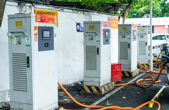 新能源汽車日漸增多，充電樁使用亂象如何管?