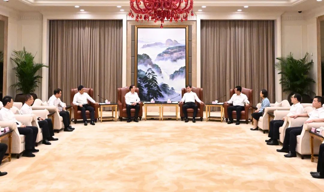 國(guó)家電網(wǎng)公司董事長(zhǎng)、黨組書(shū)辛保安與福建省委書(shū)記周祖翼、省長(zhǎng)趙龍會(huì)談