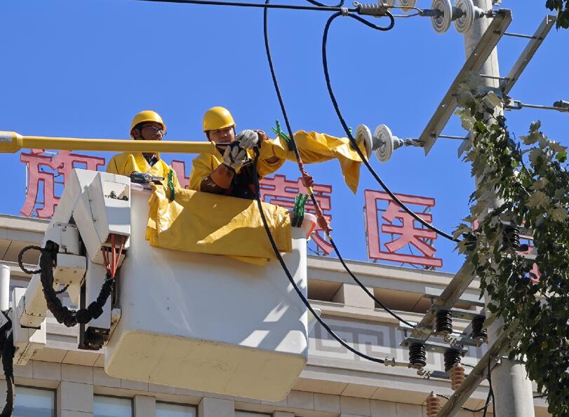 阿拉善供電公司迎夏峰帶電消缺，保醫(yī)電“汗”衛(wèi)民生