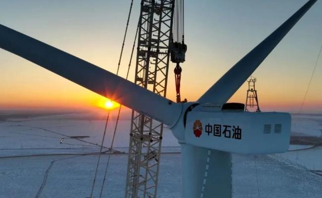 中國石油在建單體規(guī)模最大集中風(fēng)電項(xiàng)目——昂格55萬千瓦風(fēng)電項(xiàng)目首臺風(fēng)機(jī)成功吊裝！