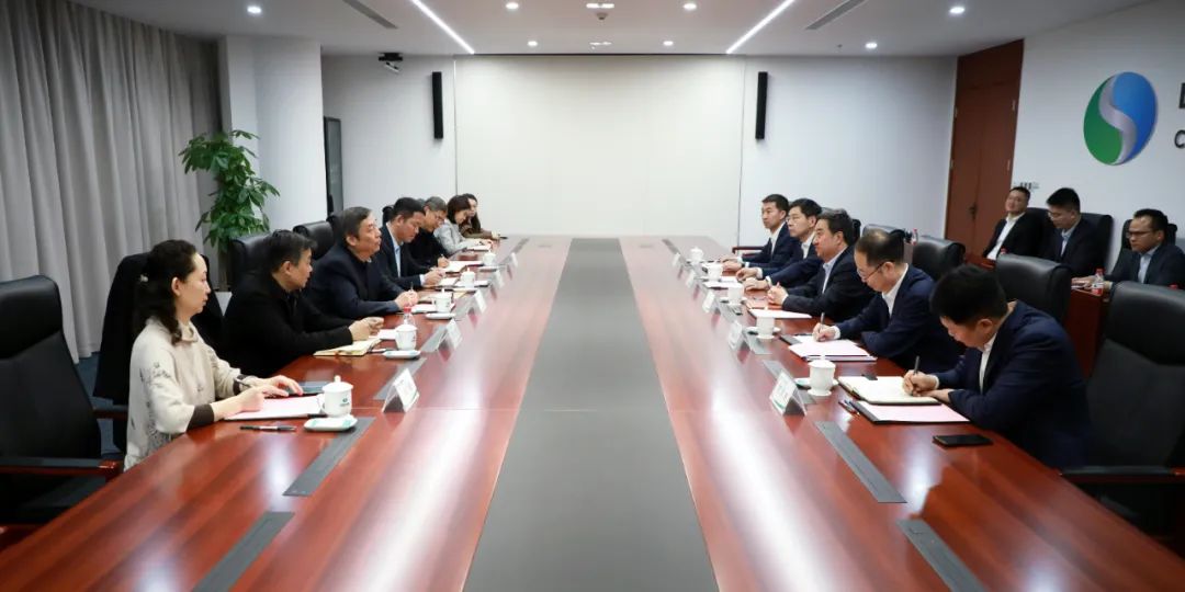 中國電氣裝備黨委書記、董事長白忠泉會(huì)見上海市經(jīng)濟(jì)和信息化委員會(huì)副主任戎之勤