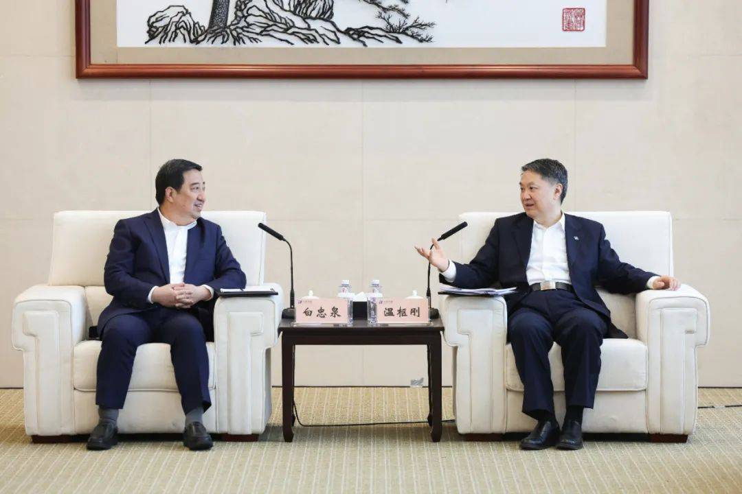 中國電氣裝備董事長白忠泉、總經(jīng)理周群拜訪中國華能董事長溫樞剛