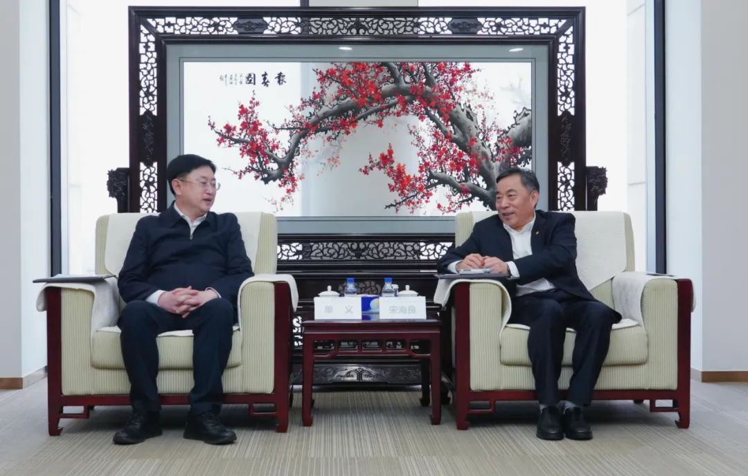 中國(guó)能建黨委書記、董事長(zhǎng)宋海良與遼寧朝陽(yáng)市委書記單義、市長(zhǎng)老顏武會(huì)談