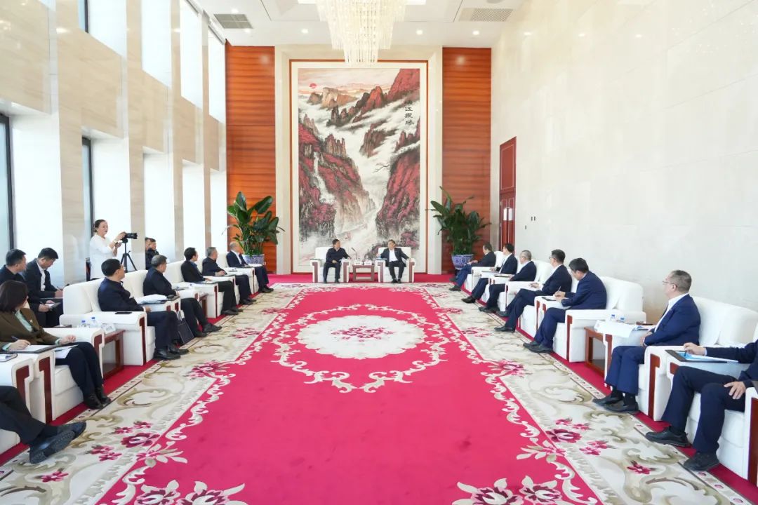 中國(guó)能建黨委書記、董事長(zhǎng)宋海良與吉林省副省長(zhǎng)李國(guó)強(qiáng)會(huì)談