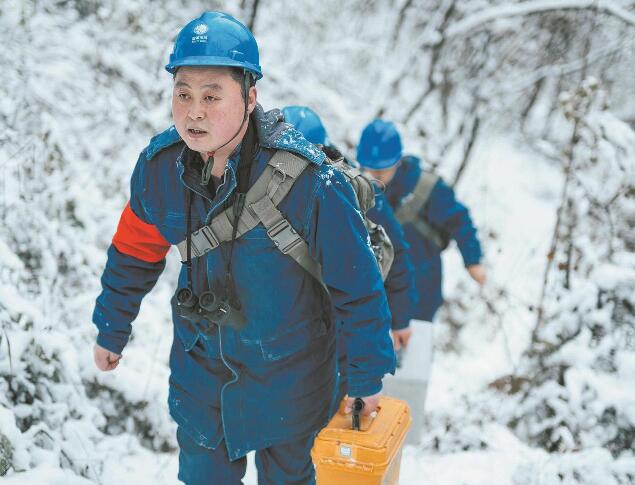 【國網(wǎng)楷?！恐芗t亮：巡行秦嶺深處 守護(hù)線路安全