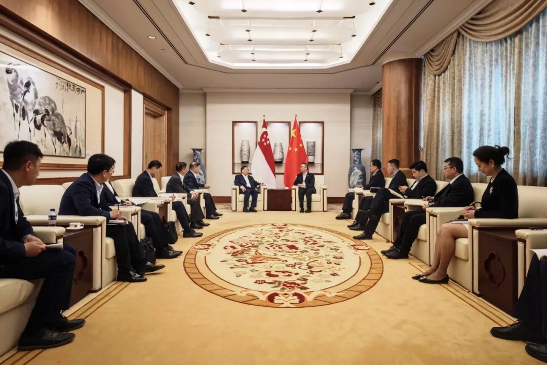 中國(guó)能建黨委書記、董事長(zhǎng)宋海良與中國(guó)駐新加坡大使館臨時(shí)代辦朱憬會(huì)談