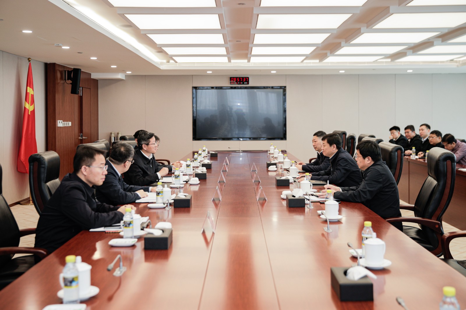 國家能源集團總經(jīng)理、黨組副書記余兵會見衡水市委副書記、市長董曉航