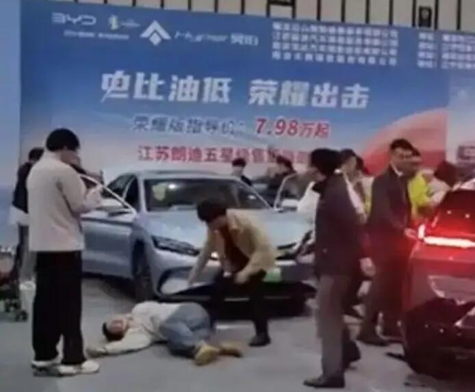 突然啟動(dòng)!參展車撞傷5人，車企最新回應(yīng)