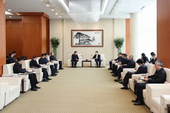 華能集團董事長溫樞剛、總經理鄧建玲會見國家電網董事長張智剛