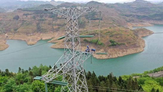 貴州興義供電局高空之上，用責任守護安全送去光明