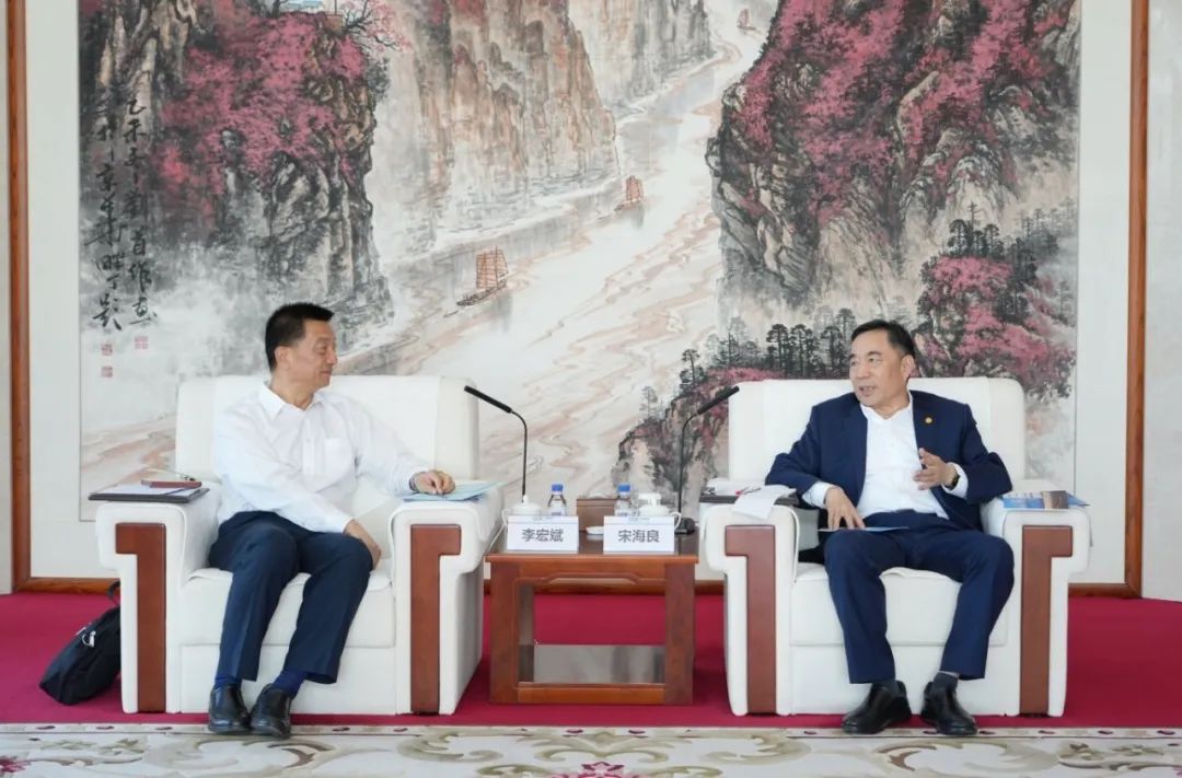 中國(guó)能建黨委書記、董事長(zhǎng)宋海良與新疆住建廳黨組書記、副廳長(zhǎng)李宏斌會(huì)談