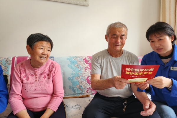 內(nèi)蒙古電力公司烏海千里山供電公司黨支部、工會、團支部（青工委）開展“蒙電愛心光明行”保密宣傳活動
