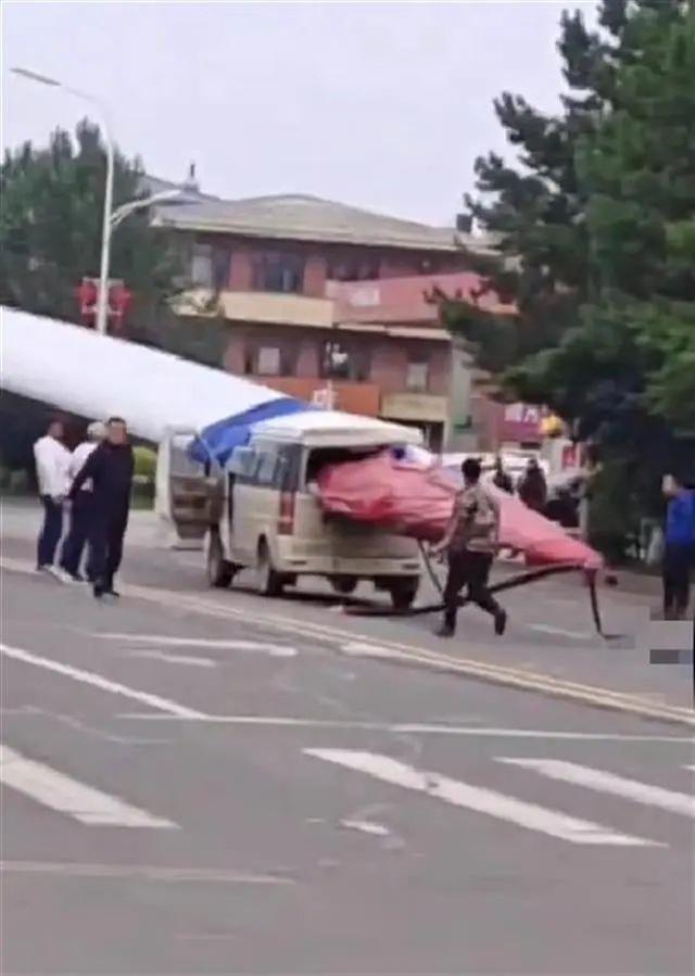 黑龍江一面包車(chē)被風(fēng)電機(jī)葉片刺穿，知情人：車(chē)上載有7人