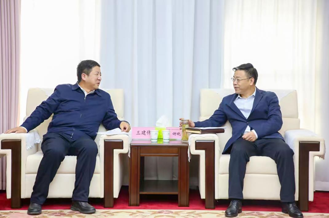 大唐甘肅公司黨委書(shū)記、董事長(zhǎng)王建偉與甘肅能化集團(tuán)黨委書(shū)記、董事長(zhǎng)謝曉鋒會(huì)談