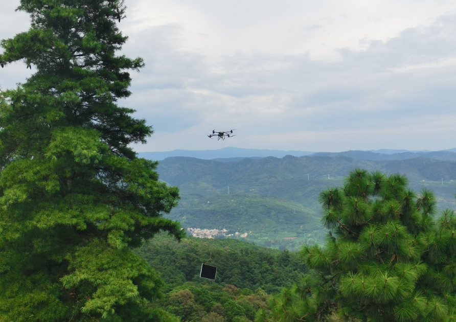 無人機“飛”越陡坡，山地光伏施工提速